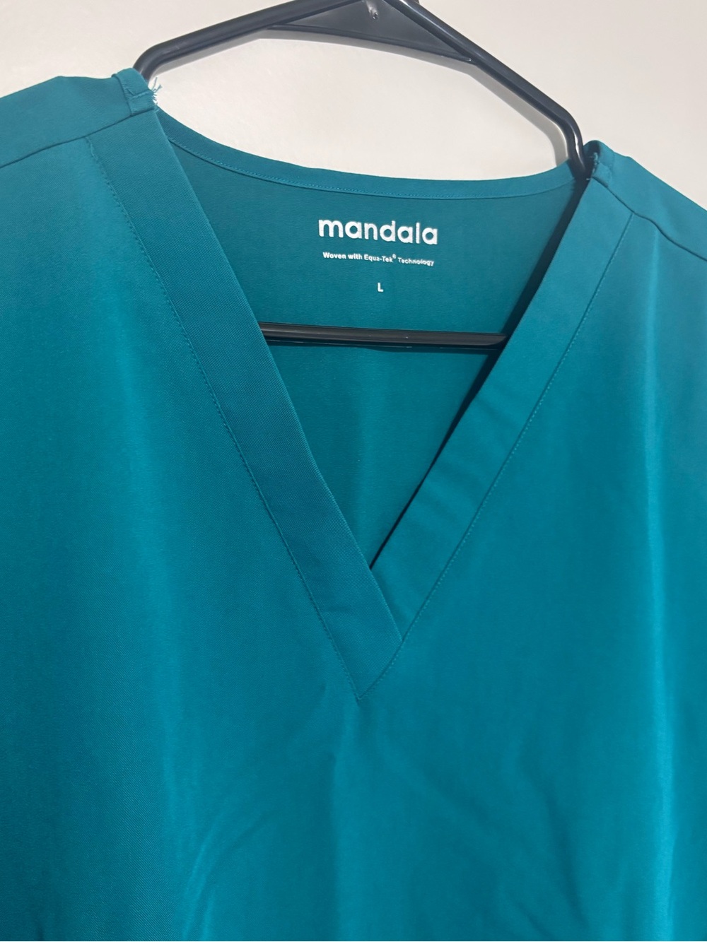 Bundle of 4 Women’s V-Neck Tunic Scrub Top in Blues and Green - Picture 14 of 16